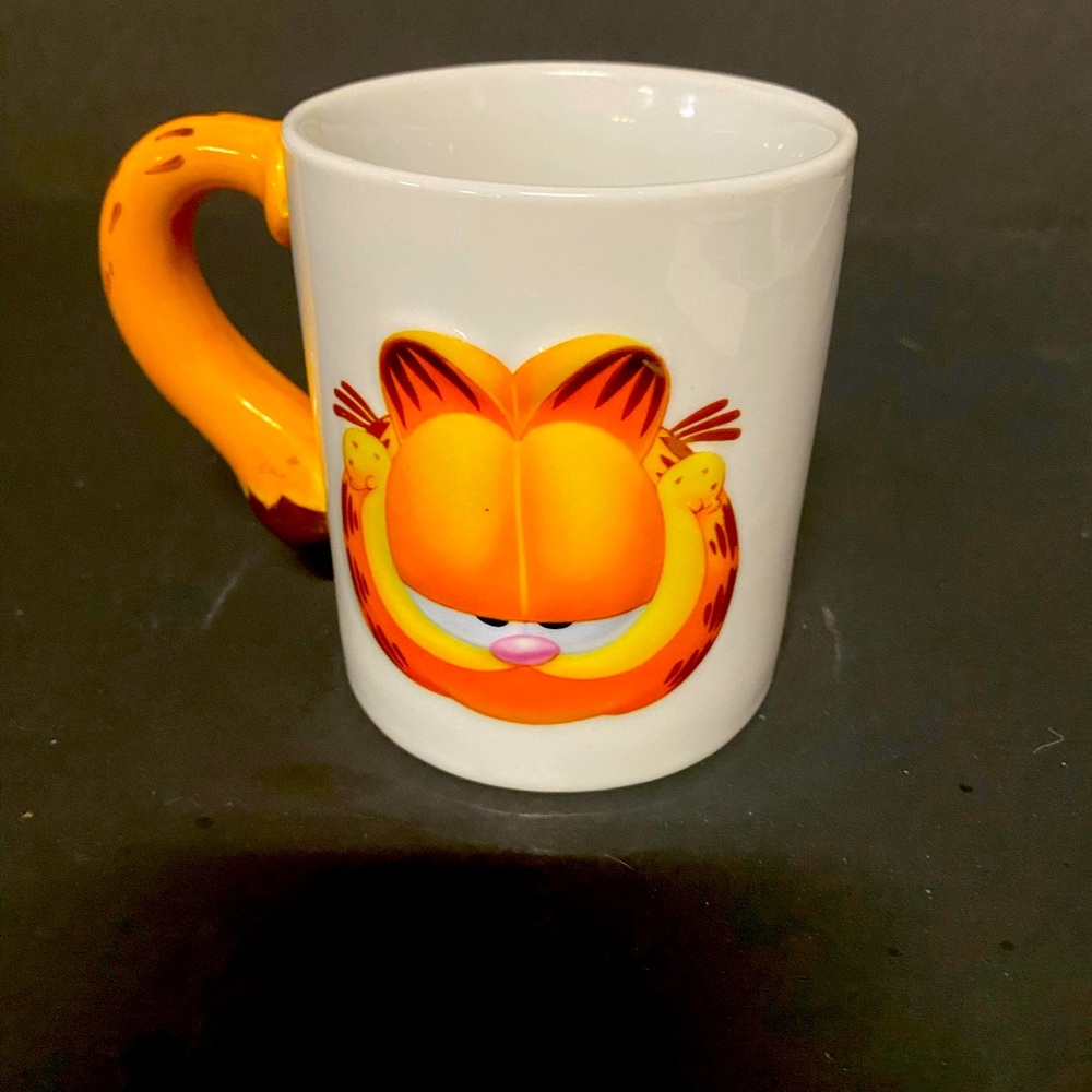 GARFIELD THE CAT COFFEE 3D MUG. CAT TALL AS HANDLE